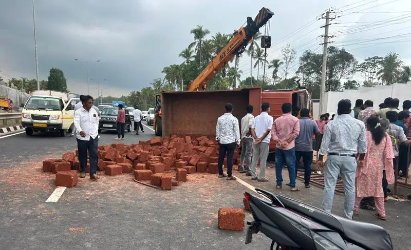 ಬನ್ನಡ್ಕದಲ್ಲಿ ಇನ್ನೊಂದು ಅಪಘಾತ – ಕಲ್ಲು ಸಾಗಿಸುತ್ತಿದ್ದ ಲಾರಿ ಪಲ್ಟಿ